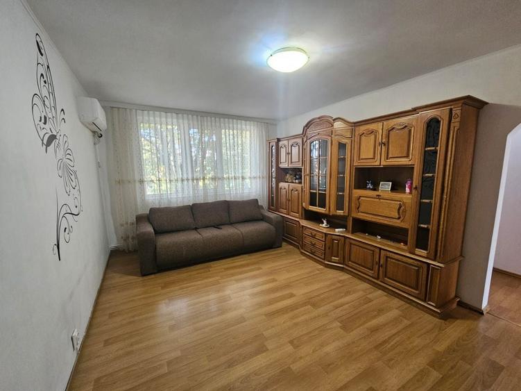 Apartament cu 3 camere semidecomandat în Negru Vodă
