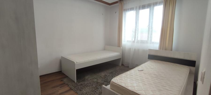 Apartament cu 3 camere semidecomandat în Sud