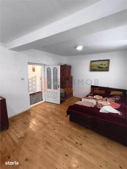 Casă cu 6 camere decomandat cu Teren 1717 Mp în Pârscov
