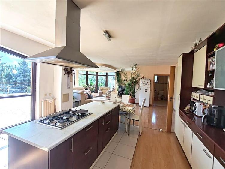 Casă individuală cu 9 camere cu Teren 800 Mp în Hărman