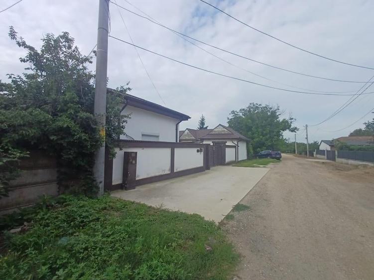 Casă cu 5 camere cu Teren 1970 Mp în Central