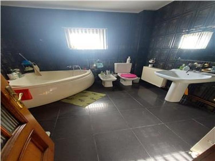 Casă individuală cu 4 camere cu Canalizare în Central