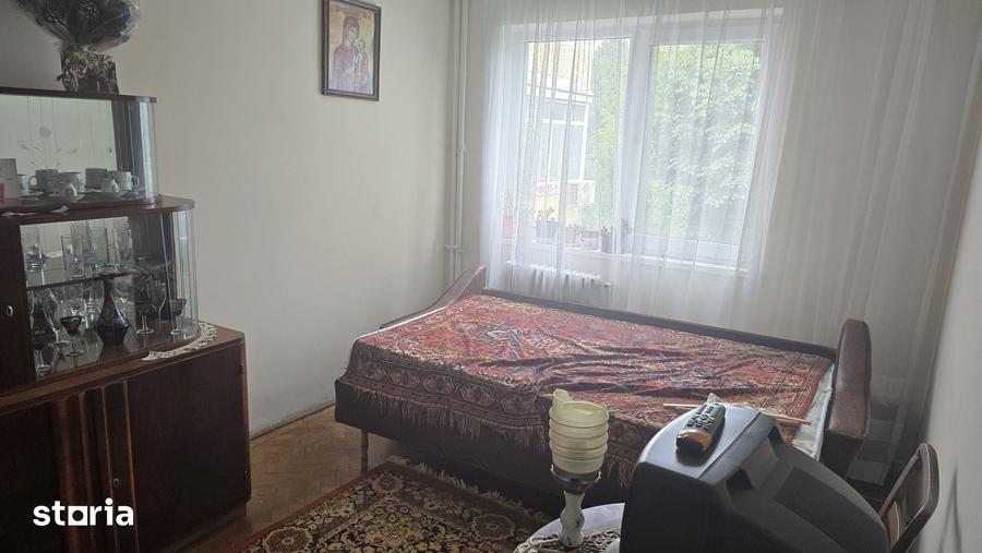 Apartament cu 3 camere semidecomandat în Gojdu