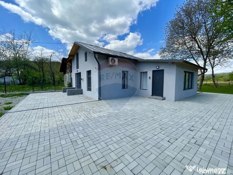 Casă cu 4 camere cu Teren 1397 Mp în Poiana