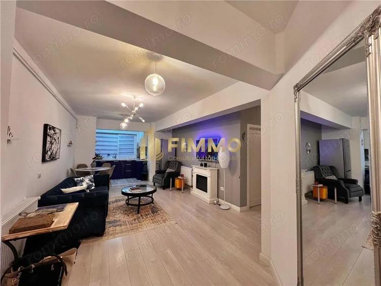Apartament cu 3 camere semidecomandat în Periferie