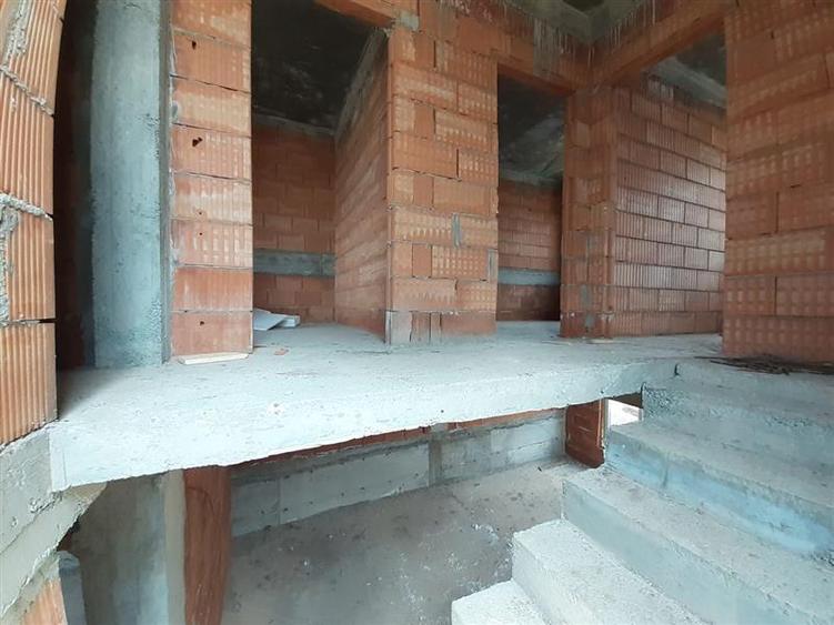 Casă cu 4 camere cu Canalizare în Aeroport