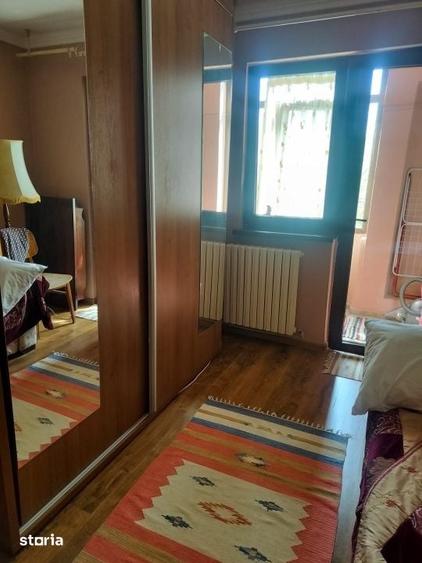 Apartament cu 3 camere semidecomandat în Craiovița Nouă