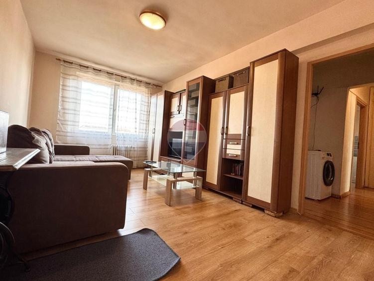 Apartament cu 3 camere semidecomandat, mobilat în Central