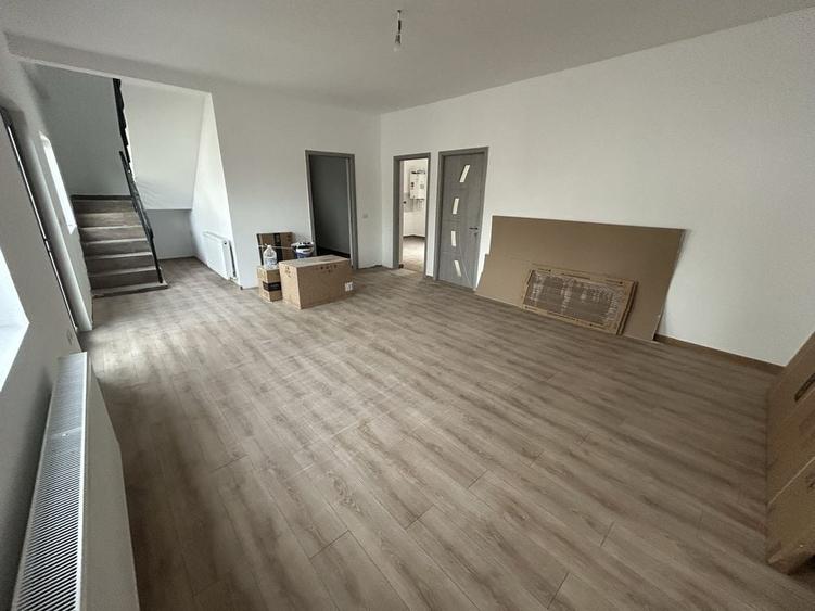 Casă cu 4 camere în Lumina