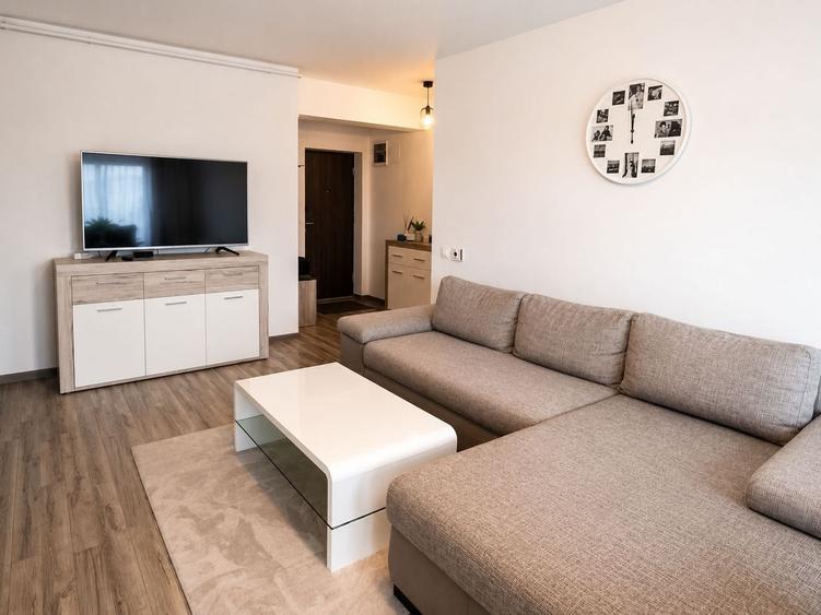 Apartament cu 3 camere decomandat în Girocului