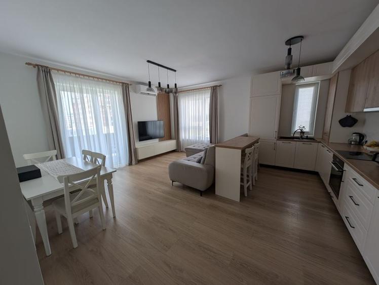 Apartament cu 4 camere semidecomandat în Sud