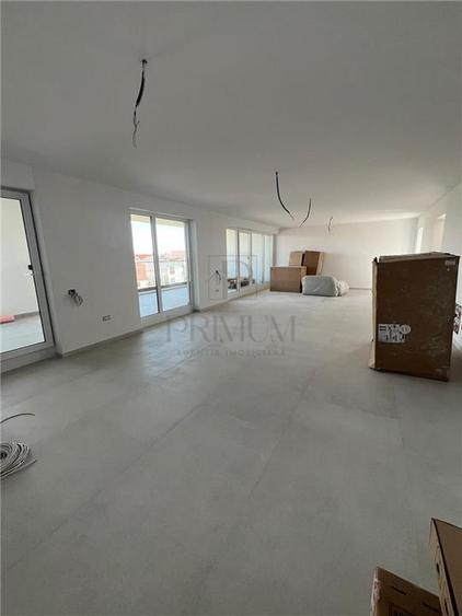 Penthouse cu 4 camere decomandat în Dumbrăvița