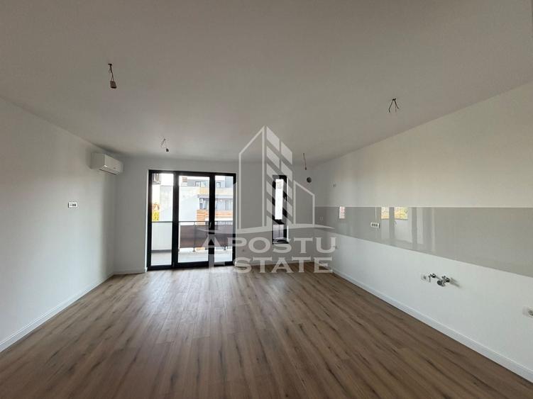 Apartament cu 3 camere semidecomandat în Torontalului