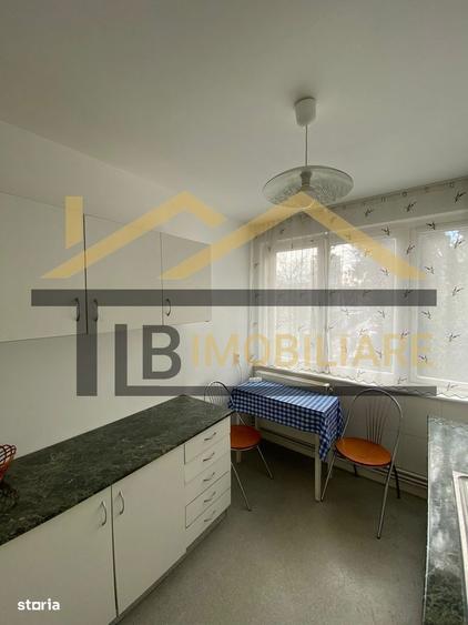 Apartament cu 3 camere semidecomandat în Central