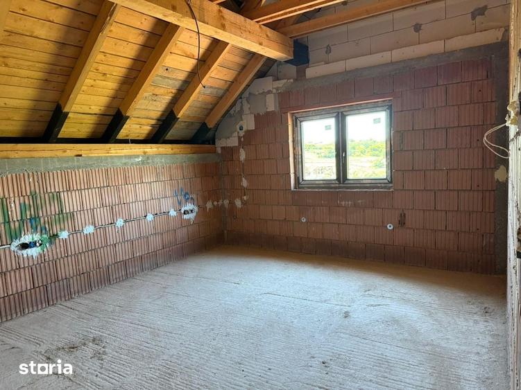 Casă cu 4 camere cu Teren 400 Mp în Slimnic