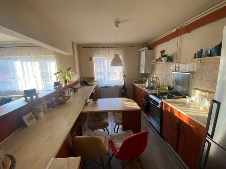 Apartament cu 4 camere decomandat în Petros