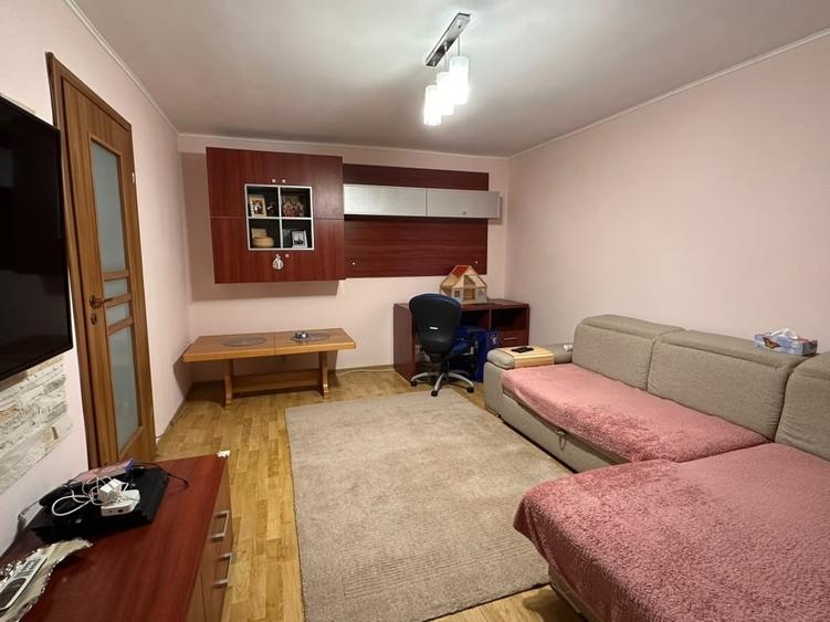 Apartament cu 3 camere decomandat, mobilat în Lujerului