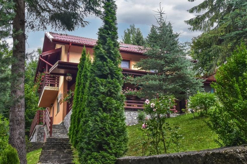 Casă individuală cu 6 camere cu Canalizare în Central