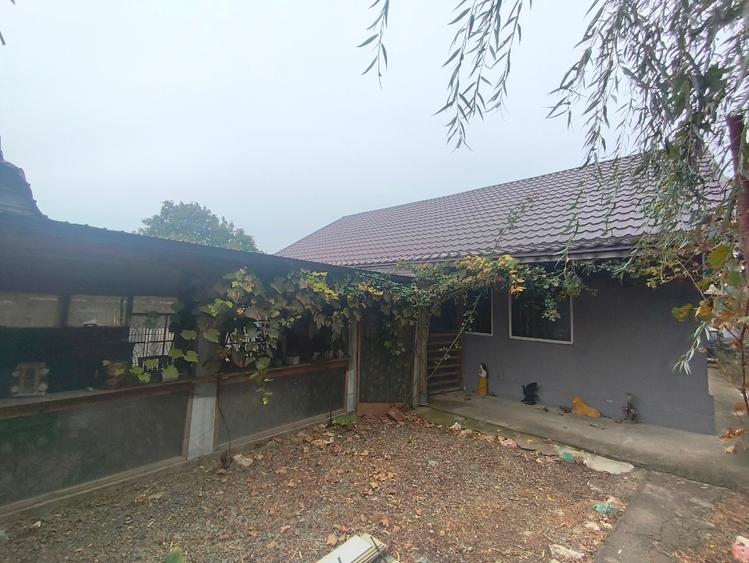Casă individuală cu 5 camere cu Teren 2200 Mp în Crucea