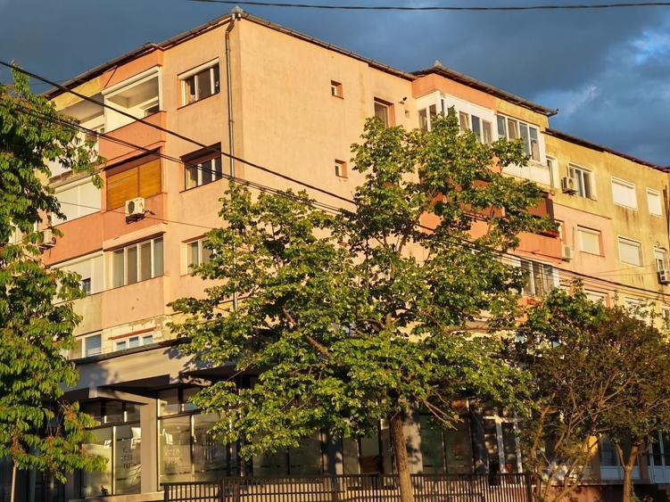 Apartament cu 3 camere decomandat în Hotar