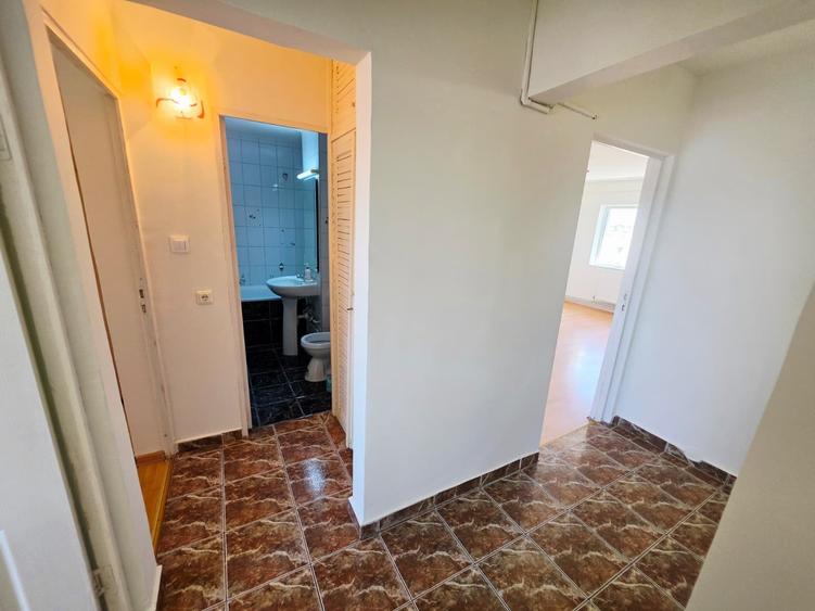 Apartament cu 3 camere decomandat în Enachiță Văcărescu