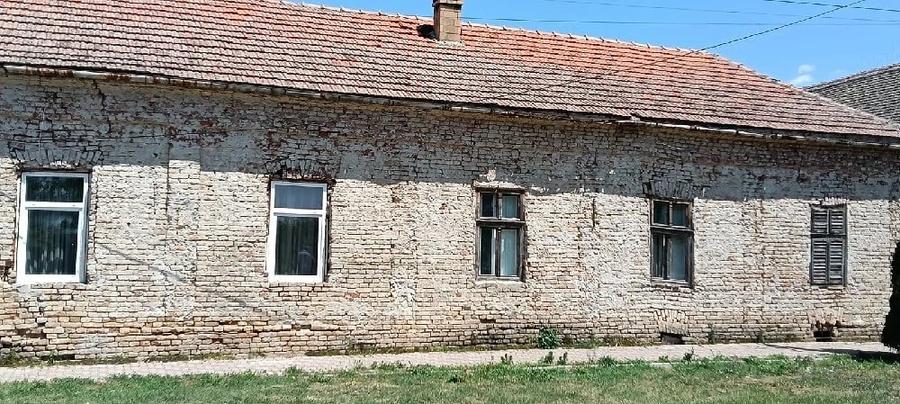 Teren de 1000 mp, în Carani