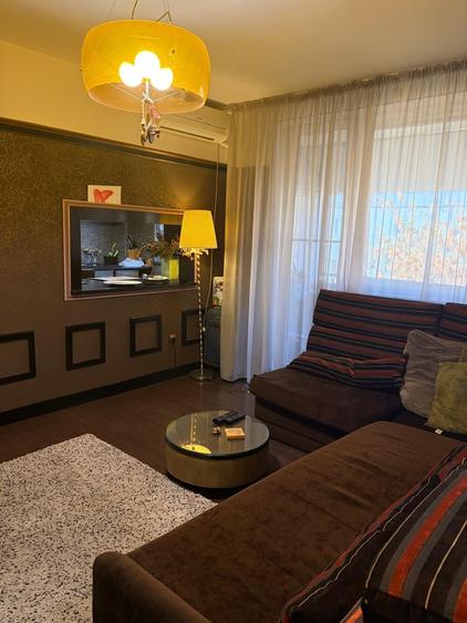 Apartament cu 3 camere semidecomandat în Calea București