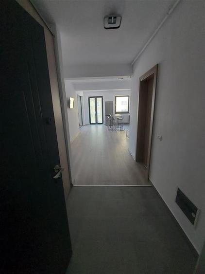 Apartament cu 2 camere semidecomandat, mobilat în Tractorul