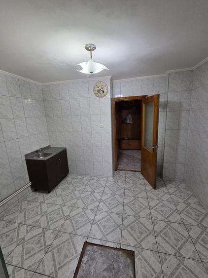 Apartament cu 3 camere semidecomandat în Tomis III