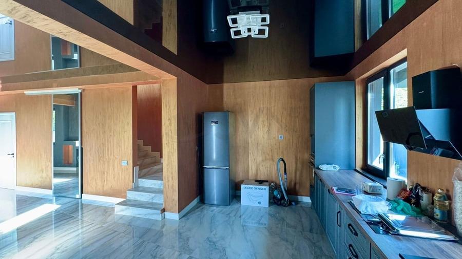 Casă individuală cu 4 camere cu Piscina în Tunari