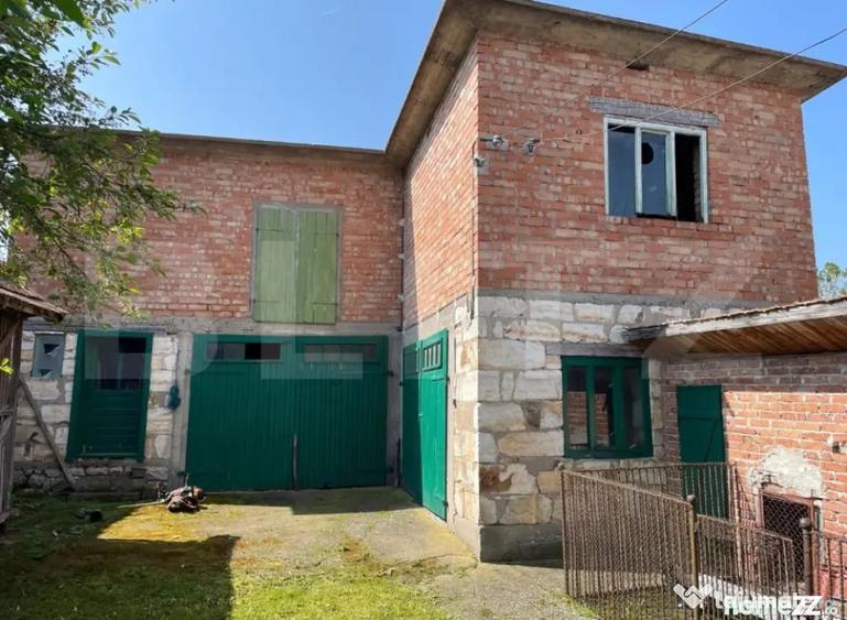 Casă cu 2 camere cu Teren 690 Mp în Petrești