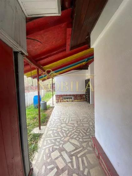 Casă cu 10 camere cu Teren 1332 Mp în Mănăstirea Cașin