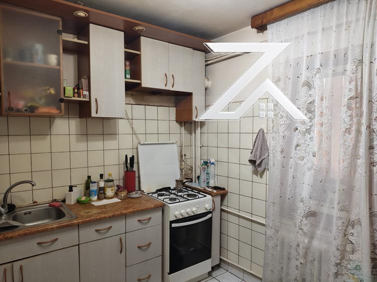 Apartament cu 3 camere decomandat, mobilat în Craiovița Nouă