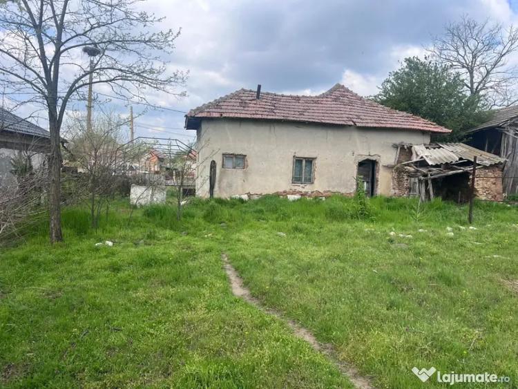 Casă cu 3 camere cu Teren 2504 Mp în Central