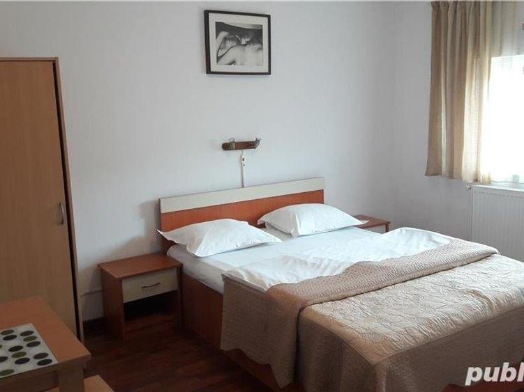 Casă individuală cu 13 camere cu Canalizare în Central