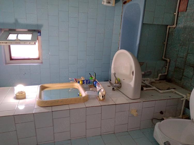 Apartament cu 3 camere semidecomandat în Est