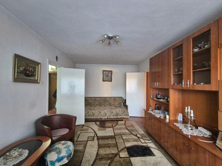Apartament cu 3 camere semidecomandat, mobilat în Astra