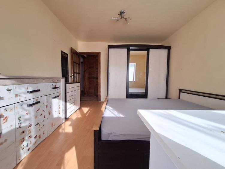 Apartament cu 3 camere decomandat, mobilat în Lipovei