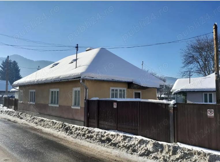 Casă cu 4 camere cu Teren 2100 Mp în Central