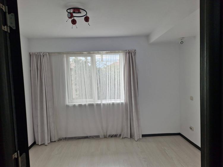 Apartament cu 3 camere decomandat în Titan