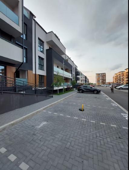 Apartament cu 2 camere semidecomandat, mobilat în Tractorul