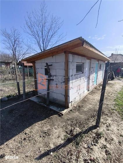Casă cu 3 camere semidecomandat cu Teren 844 Mp în Pietroasele