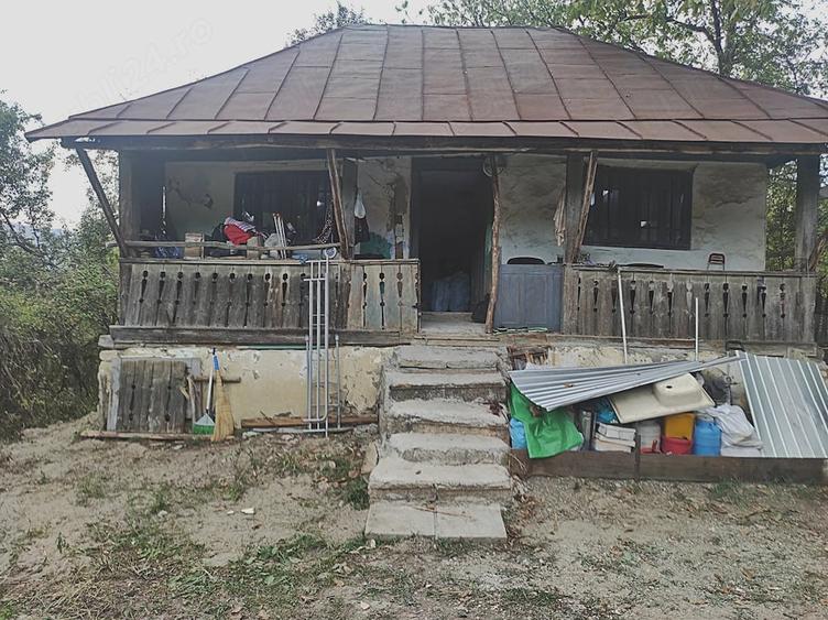 Casă cu 2 camere cu Teren 1000 Mp în Viperești