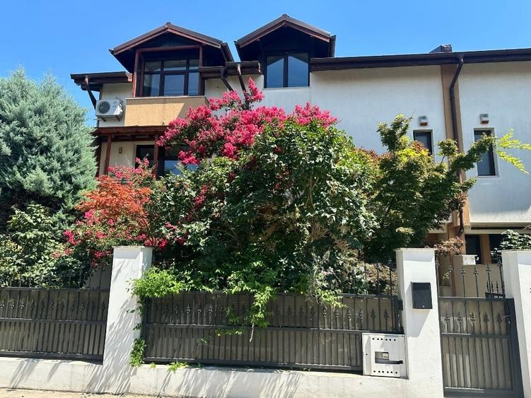 Duplex cu 7 camere cu Canalizare în Central