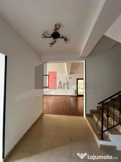 Casă cu 5 camere cu Teren 476 Mp în Dudu