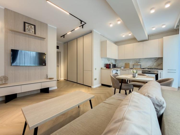 Apartament cu 2 camere semidecomandat, mobilat în Faleza Nord