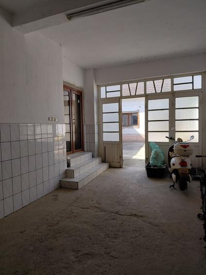 Vind casa cu 8 camere ,2 curti ,anexe, , mobilata - 2