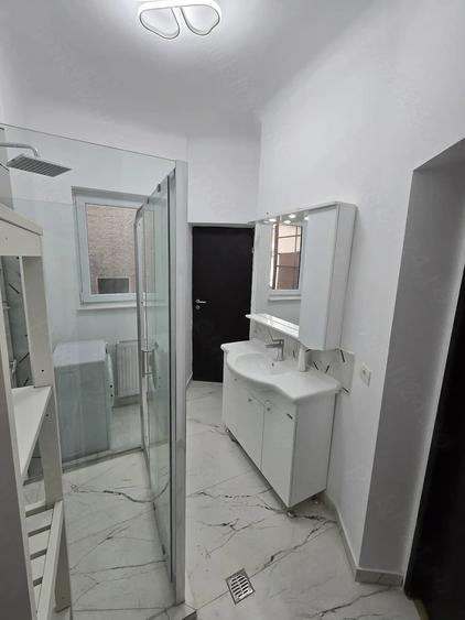 Apartament cu 4 camere decomandat în Victoriei