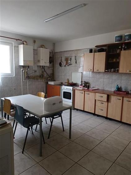 Casă individuală cu 8 camere cu Canalizare în Chitila