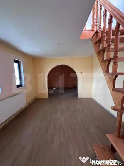 Casă cu 10 camere cu Teren 1200 Mp în Rădăuți